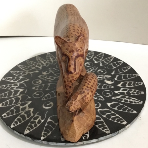 Hand carved wood cheetah and cub - Picture 3 of 9